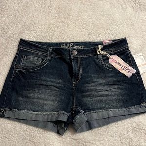 Wallflower shorty short - size 15